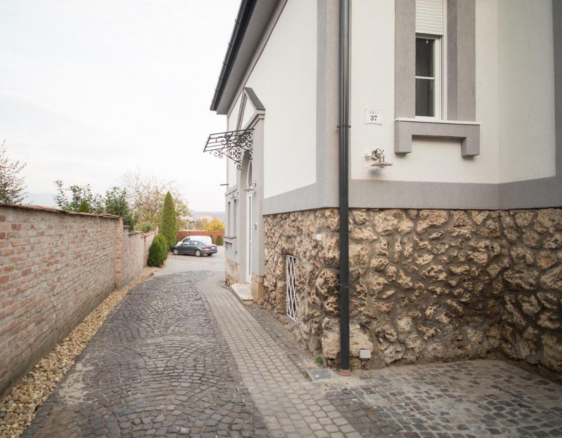 Deakvilla37 Apartman Eger Buitenkant foto